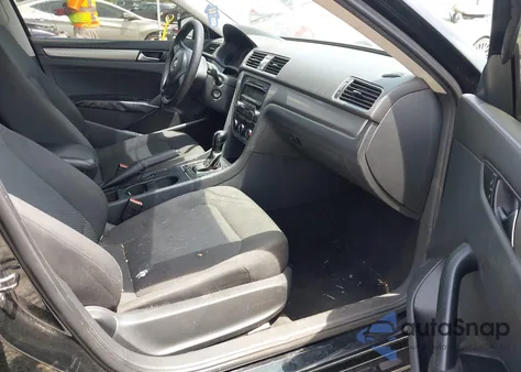 2013 Volkswagen Passat 2.5L S z USA, uszkodzony, nr VIN 1VWAH7A35DC109327